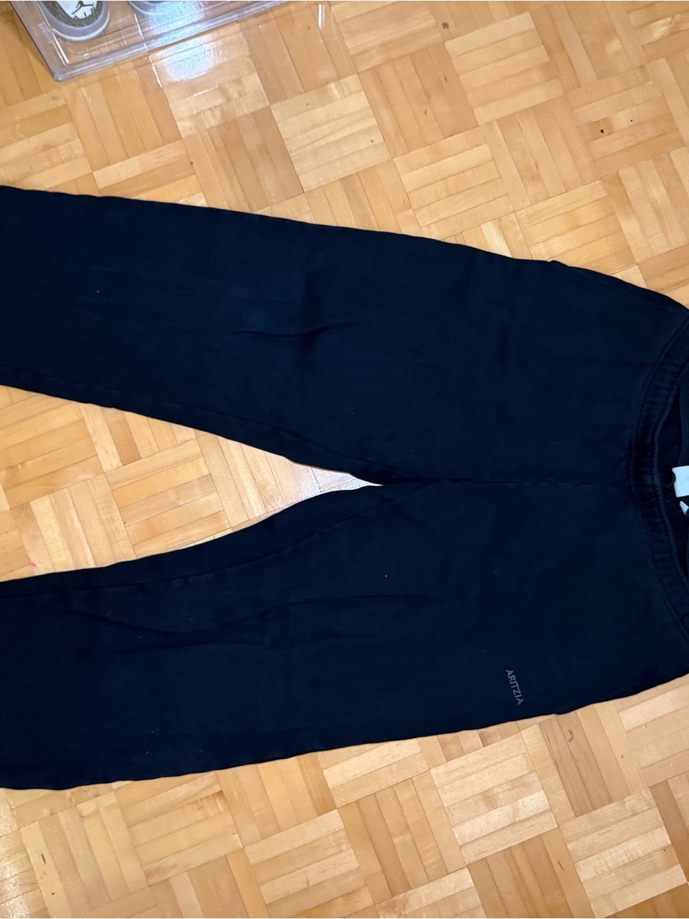 Aritzia Black Track Pants – Classic Jogger Style